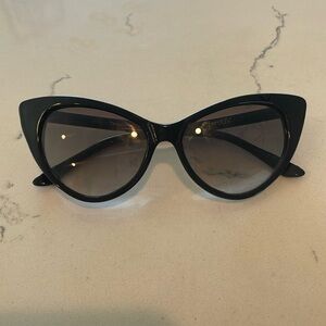 Chic Black Cat Eye Sunglasses